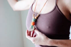 Collier D'allaitement Et De Portage Orange & Green Mix Chêne - BN011 KANGAROO CARE -Bébés Produits Magasin BestBabywearingNecklaceinorangeandgreenmix2