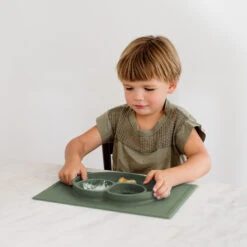 Assiette Antidérapante HAPPY Mat OLIVE EZPZ -Bébés Produits Magasin EZPZ EUHMO003S3