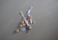 Attache Tétine En Bois Et Coton Doeskin FILIBABBA 7 Attache Tétine En Bois Et Coton Doeskin FILIBABBA -Bébés Produits Magasin FI PH050S2 1