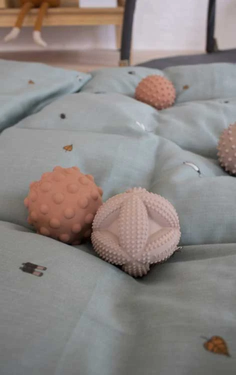 Balle Sensorielle Isa En Caoutchouc Naturel Blush FILIBABBA 6 Balle Sensorielle Isa En Caoutchouc Naturel Blush FILIBABBA – Image 4