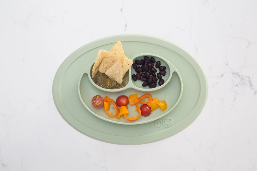 Assiette Antidérapante MINI Mat VERT AMANDE EZPZ 5 Assiette Antidérapante MINI Mat VERT AMANDE EZPZ – Image 3