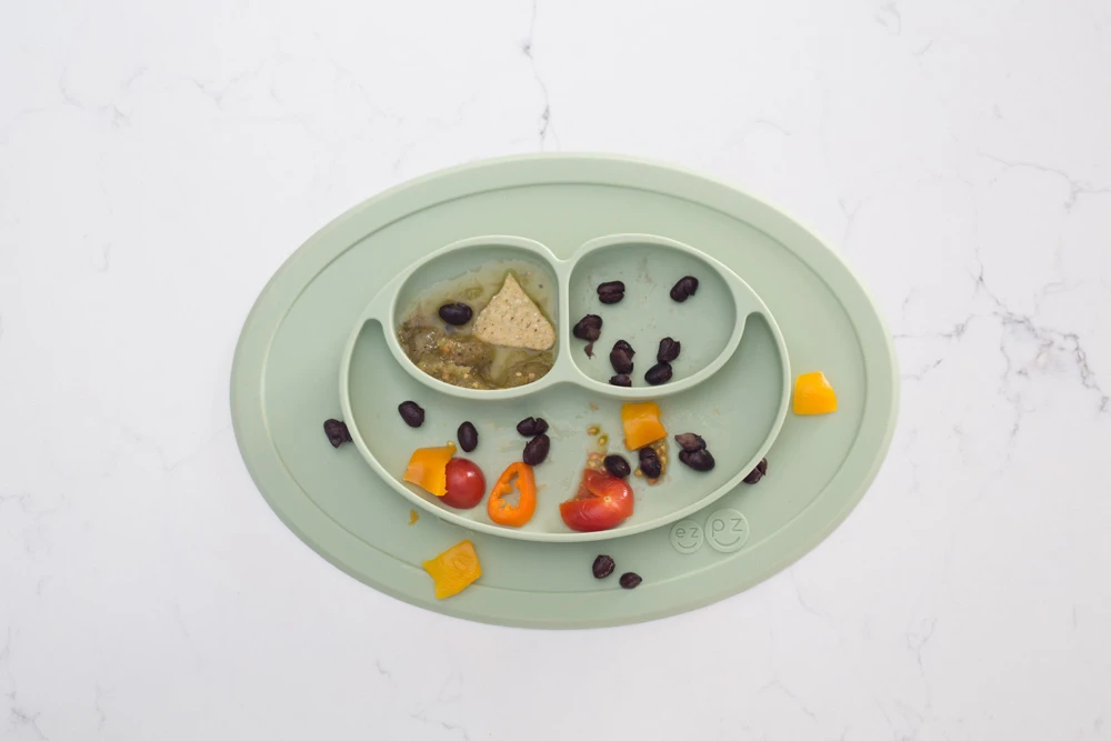 Assiette Antidérapante MINI Mat VERT AMANDE EZPZ 6 Assiette Antidérapante MINI Mat VERT AMANDE EZPZ – Image 4