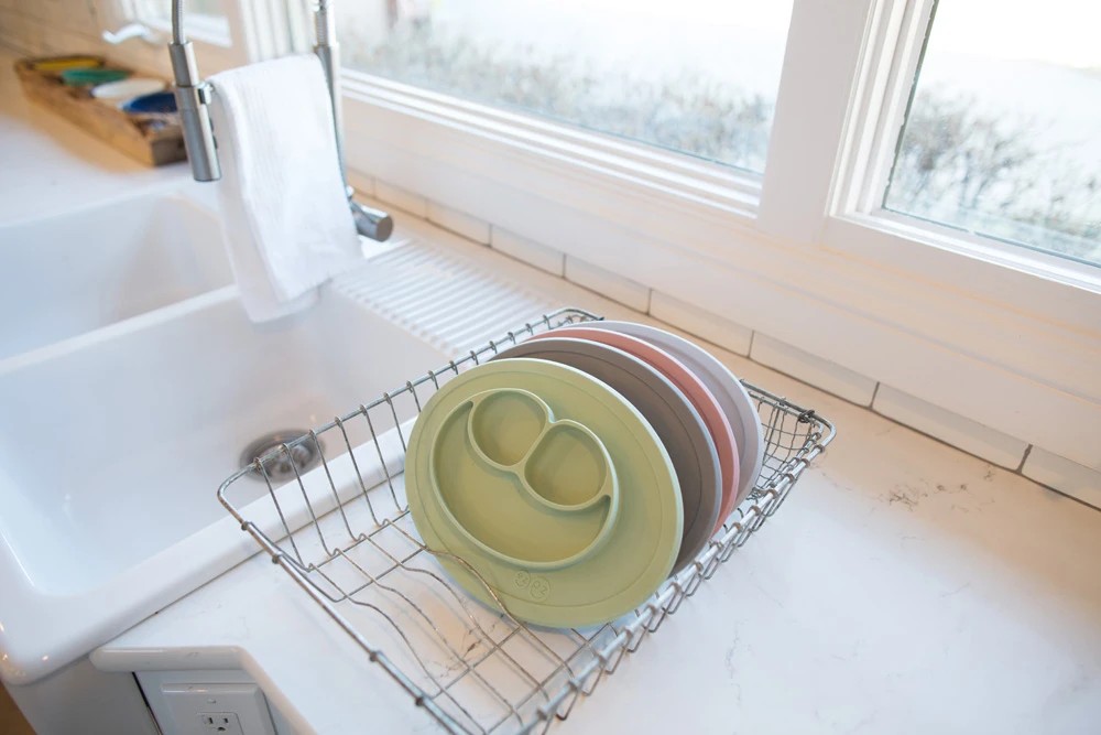 Assiette Antidérapante MINI Mat VERT AMANDE EZPZ 4 Assiette Antidérapante MINI Mat VERT AMANDE EZPZ – Image 2