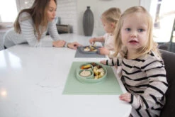 Assiette Antidérapante HAPPY Mat VERT AMANDE EZPZ -Bébés Produits Magasin Kulcolors 83