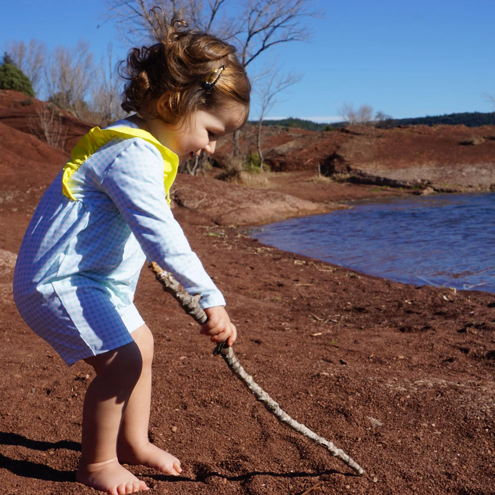 Sophie La Girafe Combinaison Anti UV Fille LES PETITS PROTEGES 4 Sophie La Girafe Combinaison Anti UV Fille LES PETITS PROTEGES – Image 2