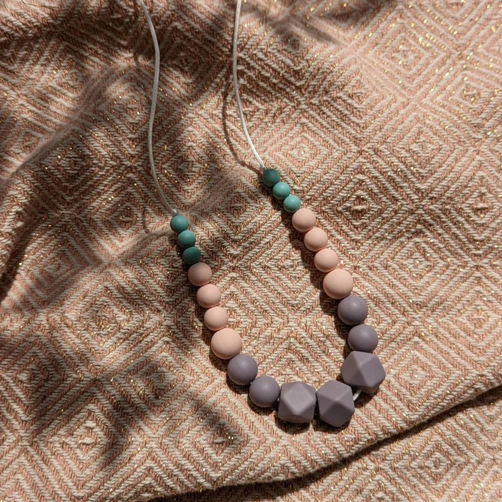 Collier D'allaitement Et De Portage En Silicone Emma MINTYWENDY 3 Collier D'allaitement Et De Portage En Silicone Emma MINTYWENDY