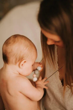 Collier D'allaitement Et De Portage En Silicone Love Actually - Gris MINTYWENDY -Bébés Produits Magasin MW LA3 GRIS RE73 S2