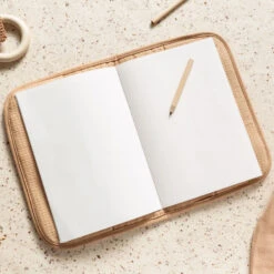 Protège Carnet De Santé Poema En Nid D'abeille - Nude NOBODINOZ -Bébés Produits Magasin NOBODINOZ8435574919281S2