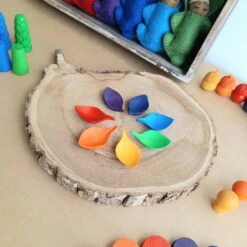 Mini Feuilles En Bois Rainbow - Set De 7 PAPOOSE TOYS 12 Mini Feuilles En Bois Rainbow - Set De 7 PAPOOSE TOYS -Bébés Produits Magasin PAPOOSE TOYS mini feuille bois v2