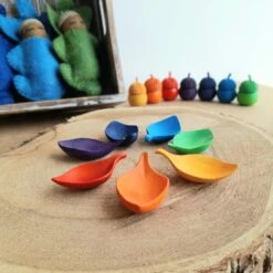 Mini Feuilles En Bois Rainbow - Set De 7 PAPOOSE TOYS 13 Mini Feuilles En Bois Rainbow - Set De 7 PAPOOSE TOYS -Bébés Produits Magasin PAPOOSE TOYS mini feuilles bois v3