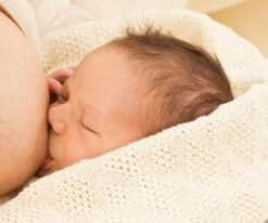 Couverture En Laine Mérinos - Naturel DISANA -Bébés Produits Magasin disana couv croix ecru 270821 2