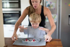 Assiette Antidérapante HAPPY Mat GRIS EZPZ -Bébés Produits Magasin happymatwithmomandkid