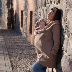 Manteau De Grossesse Et De Portage Kaya - Latte FUN2BEMUM -Bébés Produits Magasin v1 fun2bemum latte 200423