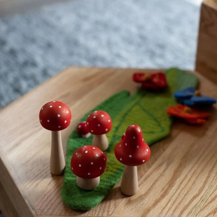 Champignons En Bois Rouge - Set De 7 PAPOOSE TOYS 4 Champignons En Bois Rouge - Set De 7 PAPOOSE TOYS – Image 2