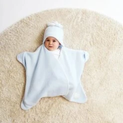 Couverture Etoile Starnug Bleu Pâle TUPPENCE AND CRUMBLE -Bébés Produits Magasin v2 Couverture etoile starnug bleu pale 070923