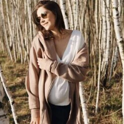 Manteau De Grossesse Et De Portage Kaya - Latte FUN2BEMUM -Bébés Produits Magasin v3 fun2bemum latte 200423