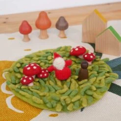 Tapis De Jeu Laine Feutrée  Herbes Et Champignons PAPOOSE TOYS -Bébés Produits Magasin v3 tapis de jeu herbes et champignons papoose 280423
