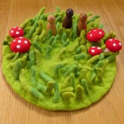 Tapis De Jeu Laine Feutrée  Herbes Et Champignons PAPOOSE TOYS -Bébés Produits Magasin v4 tapis de jeu herbes et champignons papoose 280423
